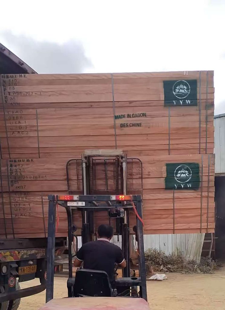 loading the okoume timber into the container