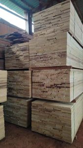 The cut pieces of Movingui are stored in the warehouse.